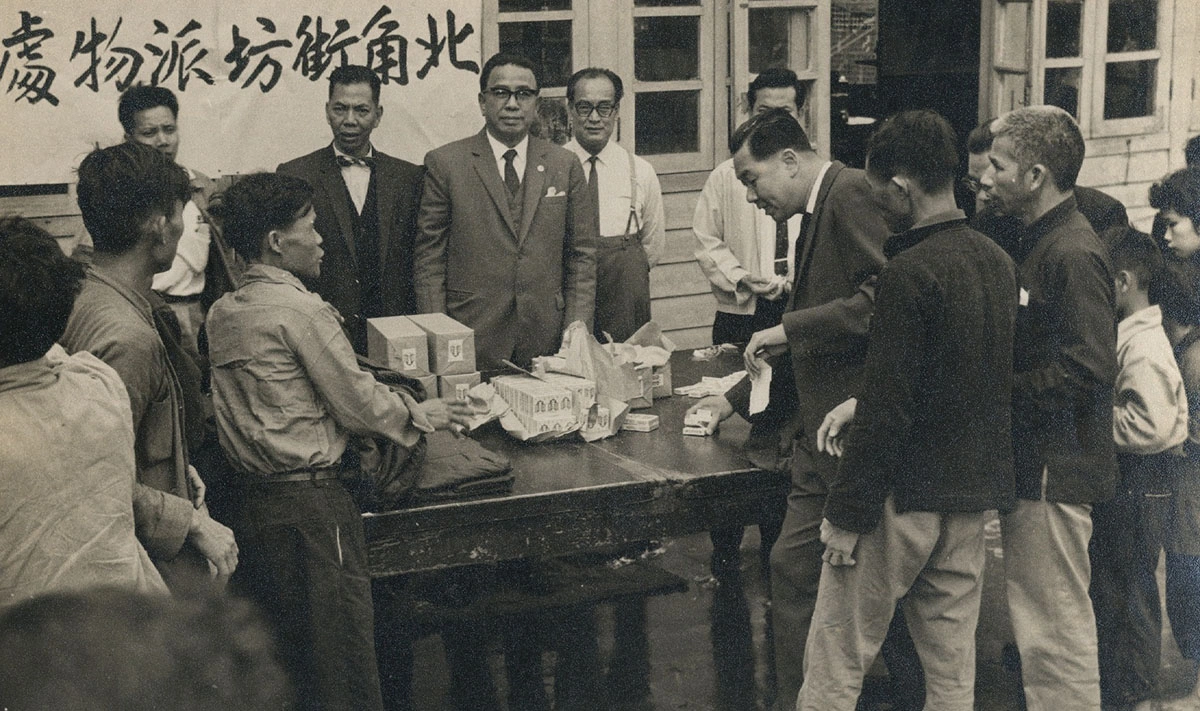 和興白花油創辦人顏玉瑩先生在北角派發白花油給街坊