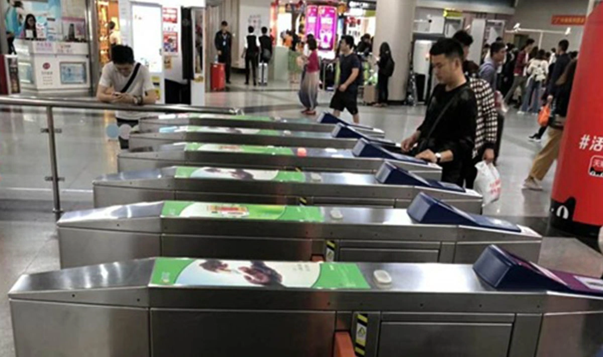 和興白花油廣州地鐡一號及八號線的閘機貼